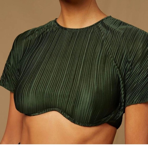 Onia Plisse Forrest Green Ribbed Flutter Sleeve Crop Blouse with Open Back. - Picture 2 of 16